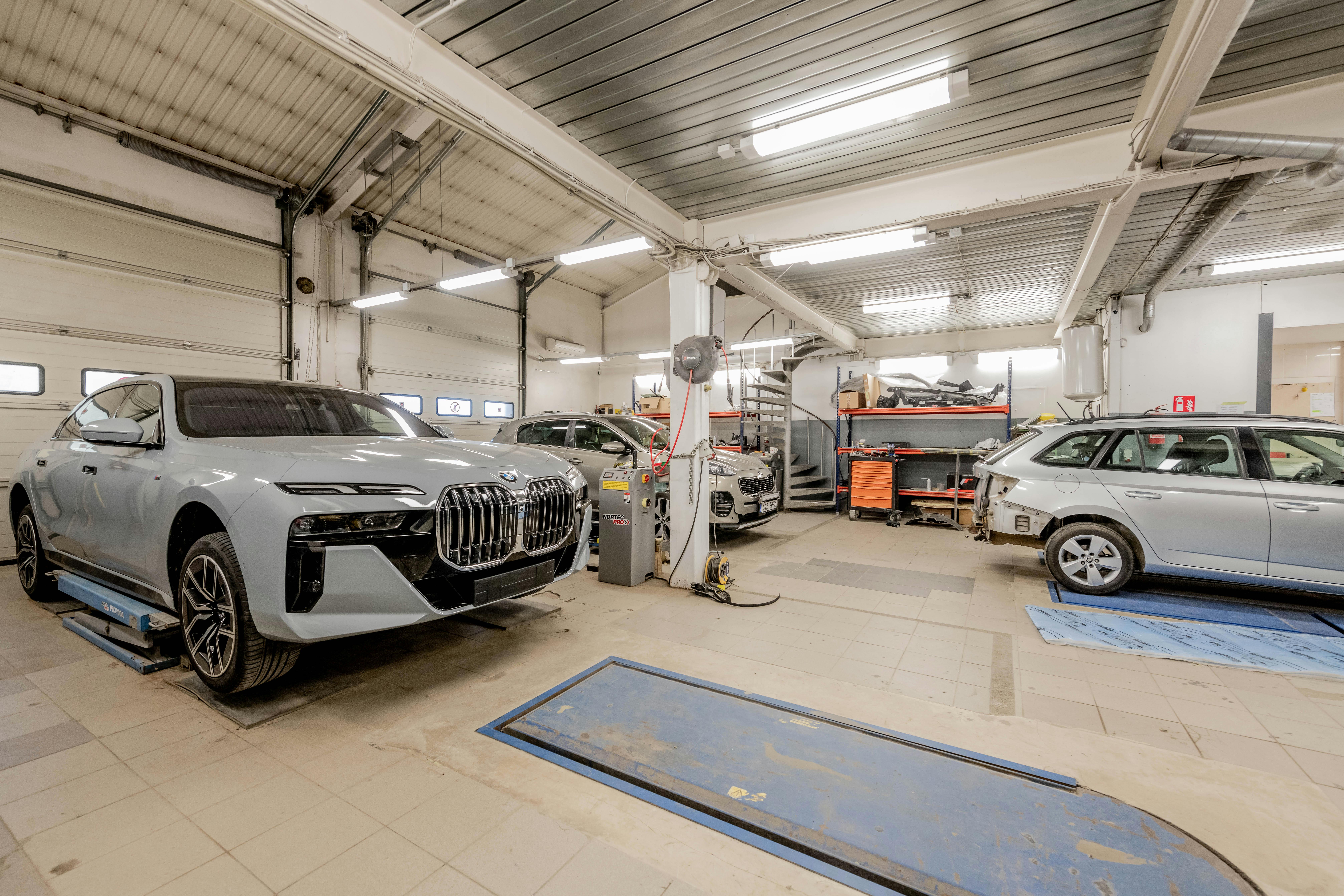 GP Cars workshop interior